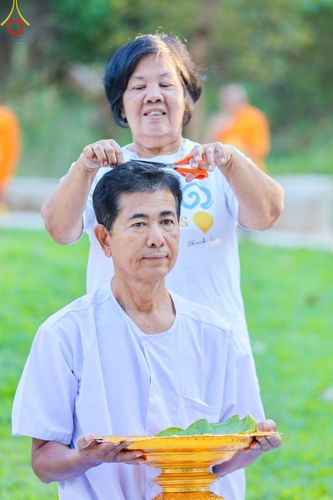 ภาพ No.180350:พิธีตัดปอยผม ปลงผม นาคธรรมทายาท ในโครงการบรรพชาอุปสมบทหมู่ บูชาธรรมมหาปูชนียาจารย์ 2567  วันที่ 4 ธันวาคม พ.ศ. 2567 ณ ศูนย์ปฏิบัติธรรมแก้วภูเรือ จ.เลย