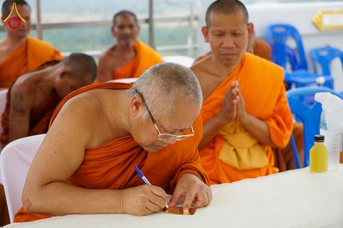 ภาพ No.131415:พิธีอัญเชิญพระบรมสารีริกธาตุ และองค์พระพุทธรัตนกายสิทธิ์ ติดตั้งองค์พระเจดีย์จตุรทิศ ถวายองค์พระเจดีย์ ลานธรรมและกำแพงแก้ว ถวายเป็นพุทธบูชา น้อมถวายบูชาธรรมหลวงพ่ออายุวัฒนมงคล ๘๐ พรรษา วันเสาร์ที่ ๑๖ มีนาคม พ.ศ. ๒๕๖๗ ณ วัดเขาพญาปราบ ต.ตะขบ อ.ปักธงชัย จ.น