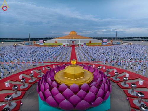 ภาพ No.160390:พิธีปลูกต้นทรัพย์บานชื่น ณ ลานธรรม พระมหาธรรมกายเจดีย์ วัดพระธรรมกาย จ.ปทุมธานี วันพฤหัสบดีที่ 10 ตุลาคม พ.ศ. 2567