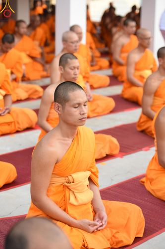 ภาพ No.201539:พิธีจุดประทีปถวายเป็นพุทธบูชา และบูชาธรรมมหาปูชนียาจารย์ ณ อาคารธรรมยาตรา กตัญญูบูชามหาปูชนียาจารย์ ตรงข้ามวัดปากน้ำภาษีเจริญ จ.กรุงเทพมหานคร ในโครงการธรรมยาตรา กตัญญูบูชา มหาปูชนียาจารย์ พระมงคลเทพมุนี(สด จนฺทสโร) พระผู้ปราบมาร อนุสรณ์สถาน 7 แห่ง