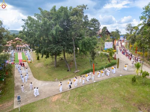 ภาพ No.258272:วันที่ 13 ตุลาคม พ.ศ. 2568 พิธีทอดกฐินสามัคคีทั่วไทย 30,000 วัด โดยคณะศิษยานุศิษย์ บูชาธรรม 81 ปี หลวงพ่อธัมมชโย ณ วัดทุ่งเจริญธรรม อ.อมก๋อย จ.เชียงใหม่