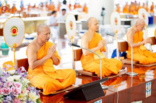 ภาพ No.220666:วันเสาร์ที่ 26 เมษายน พ.ศ.2568 (วันพระ แรม 15 ค่ำ เดือน 5) พิธีถวายภัตตาหารเมนูสวรรค์ "เพื่อการบรรลุธรรม" และ พิธีบุพเปตพลี ครั้งที่ 163 ร่วมอุทิศบุญแด่หมู่ญาติที่ล่วงลับไปแล้ว และสืบทอดอายุพระพุทธศาสนา ณ หอฉันคุณยายอาจารย์ฯ วัดพระธรรมกาย