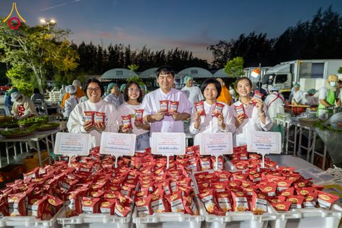 ภาพ No.193686:สาธุชนถวายภัตตาหารเป็นสังฆทาน แด่พระธรรมยาตรา ณ อนุสรณ์สถานมหาวิหารพระมงคลเทพมุนี (โลตัสแลนด์) อ.สองพี่น้อง จ.สุพรรณบุรี ในโครงการธรรมยาตรา กตัญญูบูชา มหาปูชนียาจารย์ พระมงคลเทพมุนี(สด จนฺทสโร) พระผู้ปราบมาร ปีที่ 13 วันที่ 12 มกราคม พ.ศ.2568