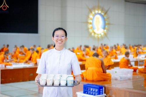 ภาพ No.184757:พิธีถวายภัตตาหารเมนูสวรรค์ "เพื่อการบรรลุธรรม" เนื่องในวาระอายุวัฒนมงคล 84 ปี หลวงพ่อทัตตชีโว วันเสาร์ที่ 21 ธันวาคม พ.ศ. 2567 ณ หอฉันคุณยายอาจารย์ฯ วัดพระธรรมกาย