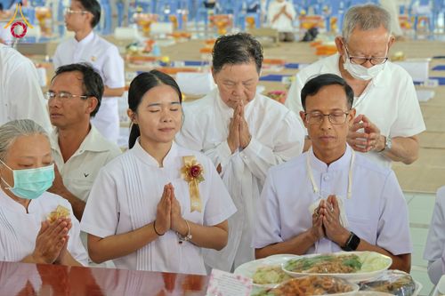 ภาพ No.198030:พิธีถวายภัตตาหารแด่พระภิกษุ สามเณร  บูชาธรรมคุณยายอาจารย์มหารัตนอุบาสิกาจันทร์ ขนนกยูง เนื่องในวาระวันคล้ายวันเกิดครบ 116 ปี วันอาทิตย์ที่ 19 มกราคม พ.ศ. 2568 ณ หอฉันคุณยายอาจารย์ฯ วัดพระธรรมกาย
