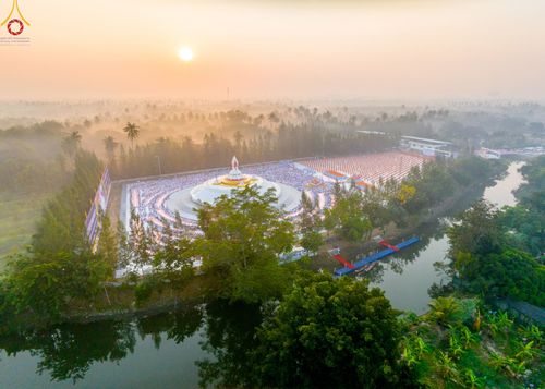 ภาพ No.110212:พิธีตักบาตรพระธรรมยาตราฯ ในโครงการธรรมยาตรากตัญญูบูชา มหาปูชนียาจารย์ พระมงคลเทพมุนี(สด จนฺทสโร) พระผู้ปราบมาร ปีที่ 12 ณ อนุสรณ์สถานลำดับที่ 2 สถานที่ตั้งมโนปณิธานบวชตลอดชีวิต อนุสรณ์สถานบางนางแท่น จ.นครปฐม วันที่ 11 มกราคม พ.ศ. 2567