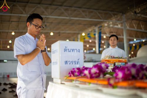 ภาพ No.92080:พิธีตักบาตร ในวันทอดกฐินสามัคคี ประจำปีพุทธศักราช 2566 วันอาทิตย์ต้นเดือนที่ 5 พฤศจิกายน พ.ศ. 2566 ณ สภาธรรมกายสากล วัดพระธรรมกาย จ.ปทุมธานี