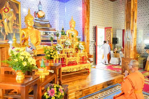 ภาพ No.146664:พิธีต้อนรับสัญญาบัตร พัดยศ ผ้าไตร ในโอกาสที่พระบาทสมเด็จพระเจ้าอยู่หัว ทรงพระกรุณาโปรดพระราชทานสัญญาบัตรตั้งสมณศักดิ์ พระวิมลศาสนวิเทศ (สำรวจ กมโล) เจ้าอาวาสวัดไทยนอร์เวย์ เป็นพระราชาคณะชั้นราช ในราชทินนามที่ “พระราชวชิรศาสนวิเทศ”