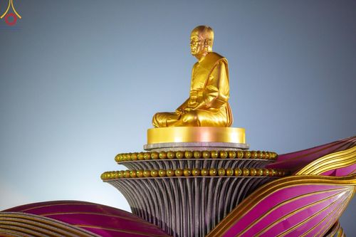 ภาพ No.200995:พิธีตักบาตรพระธรรมยาตรา ณ อนุสรณ์สถานลำดับที่ 5 สถานที่เผยแผ่วิชชาธรรมกายครั้งแรก อนุสรณ์สถานบางปลา วัดบางปลา อำเภอบางเลน จังหวัดนครปฐม ในโครงการธรรมยาตรา กตัญญูบูชา มหาปูชนียาจารย์ พระมงคลเทพมุนี(สด จนฺทสโร) พระผู้ปราบมาร อนุสรณ์สถาน 7 แห่ง ปีที่ 13