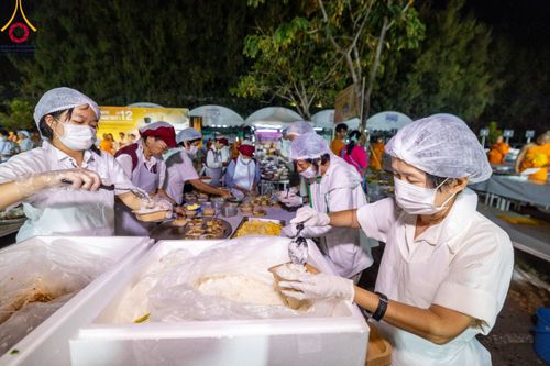 ภาพ No.110658:พิธีถวายภัตตาหารเป็นสังฆทาน แด่คณะพระธรรมยาตราฯ ในโครงการธรรมยาตรากตัญญูบูชา มหาปูชนียาจารย์ พระมงคลเทพมุนี(สด จนฺทสโร) พระผู้ปราบมาร อนุสรณ์สถาน 7 แห่ง ปีที่ 12 วันที่ 12 มกราคม พ.ศ. 2567 ณ อนุสรณ์สถานมหาวิหารพระมงคลเทพมุนี(โลตัสแลนด์) อ.สองพี่น้อง จ.สุ