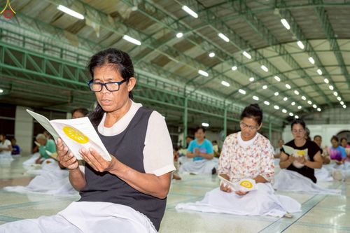 ภาพ No.235366:วันที่ 30-31 กรกฎาคม พ.ศ. 2568 วัดพระธรรมกาย มูลนิธิธรรมกาย ร่วมกับศูนย์ส่งเสริมศีลธรรมจังหวัดสุรินทร์ เปิดศูนย์พักพิงชั่วคราวเพื่อช่วยเหลือประชาชน ผู้อพยพจากเหตุปะทะกันตามแนวชายแดน ไทย-กัมพูชา ตั้งแต่วันที่ 24 กรกฎาคม พ.ศ.2568 เป็นต้นไป