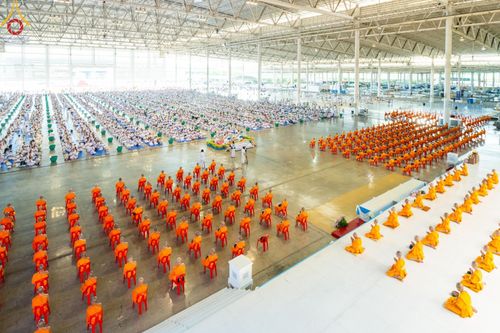 ภาพ No.143362:พิธีตักบาตร ข้าวสารอาหารแห้ง ณ บ้านแก้วเรือนทองคุณยายฯ และ พิธีบูชาข้าวพระ  ณ สภาธรรมกายสากล วัดพระธรรมกาย วันอาทิตย์ที่ 7 กรกฎาคม พ.ศ. 2567