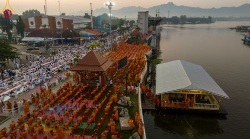 ภาพ No.101787:ตักบาตรพระ 10,000 รูป เติมบุญให้แผ่นดิน เนื่องในโอกาส 192 ปี จังหวัดกาญจนบุรี หนึ่งในโครงการตักบาตรพระ 2,000,000 รูป  77 จังหวัดทุกวัดทั่วไทย วันจันทร์ที่ 11 ธันวาคม พ.ศ. 2566 บริเวณถนนสองแคว (SKY WALK) เมืองกาญจนบุรี