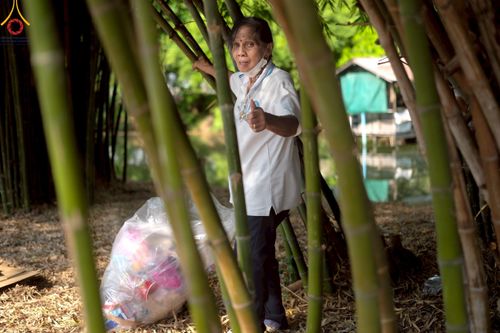 ภาพ No.220434:วันที่ 23-25 เมษายน พ.ศ. 2568 เจ้าหน้าที่และสาธุชนช่วยกัน รับบุญเก็บงานวันคุ้มครองโลก ณ วัดพระธรรมกาย