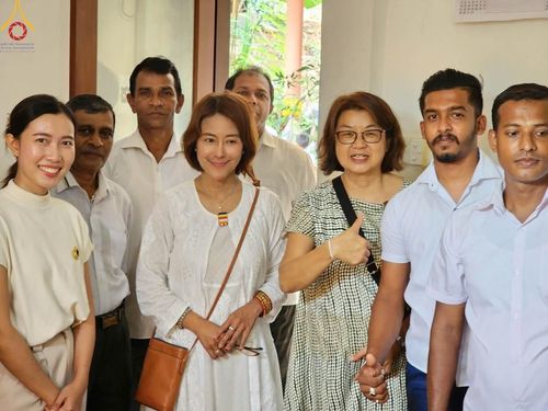 ภาพ No.97510:วัดพระธรรมกาย ร่วมบุญกฐินศรีลังกา ณ วัดศรีเอลวาร่า วรดานารามายะ  มาตาเล ศรีลังกา เชื่อมสัมพันธไมตรี สร้างสามัคคีสงฆ์ โดยมีพระครูสมุห์สนิทวงศ์ วุฑฺฒิวํโส, ดร.  เป็นผู้แทนวัดพระธรรมกาย ถวายกฐินในครั้งนี้ วันที่ 19 พฤศจิกายน พ.ศ. 2566