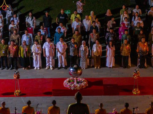 ภาพ No.104180:พิธีจุดประทีป ถวายเป็นพุทธบูชา สามเณรธรรมทายาทชาวอินโดนีเซียกว่า 1,000 รูป ณ มหาเจดีย์บุโรพุทโธ ประเทศอินโดนีเซีย ในวันที่ 23 ธันวาคม พ.ศ. 2566