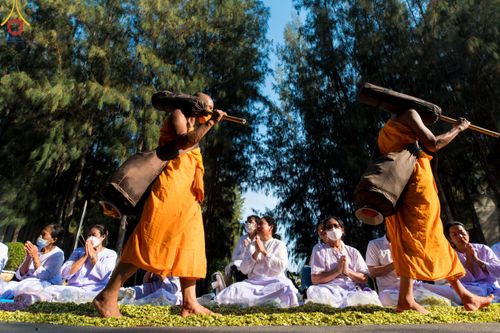 ภาพ No.110361:พิธีต้อนรับพระธรรมยาตรา ในโครงการธรรมยาตรากตัญญูบูชา มหาปูชนียาจารย์ พระมงคลเทพมุนี(สด จนฺทสโร) พระผู้ปราบมาร อนุสรณ์สถาน 7 แห่ง ปีที่ 12 วันที่ 11 มกราคม พ.ศ. 2567 ณ อนุสรณ์สถานลำดับที่ 3 สถานที่เกิดใหม่ในเพศสมณะ วัดสองพี่น้อง จ.สุพรรณบุรี