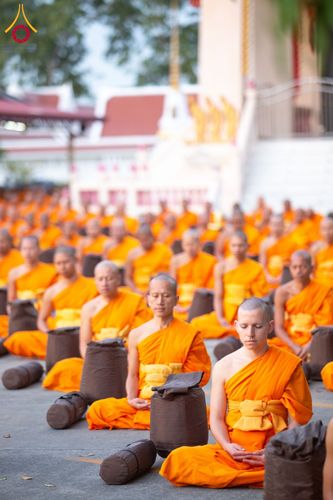 ภาพ No.197029:พระธรรมยาตราปฏิบัติธรรม และถ่ายภาพหมู่ประวัติศาสตร์ ณ วัดโบสถ์(บน) ตำบลบางคูเวียง อำเภอบางกรวย จังหวัดนนทบุรี ในโครงการธรรมยาตรา กตัญญูบูชา มหาปูชนียาจารย์ พระมงคลเทพมุนี(สด จนฺทสโร) พระผู้ปราบมาร อนุสรณ์สถาน 7 แห่ง ปีที่ 13 วันที่ 18 มกราคม พ.ศ. 2568