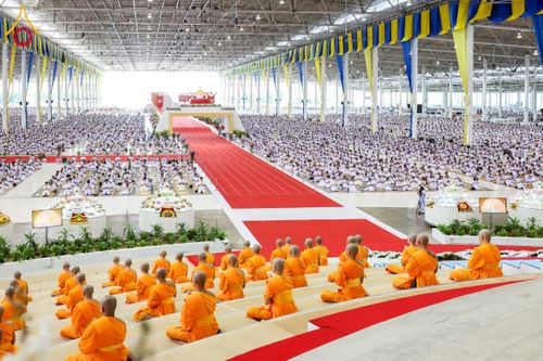 ภาพ No.264275:วันอาทิตย์ที่ 2 พฤศจิกายน พ.ศ. 2568 พิธีบูชาข้าวพระ ณ สภาธรรมกายสากล วัดพระธรรมกาย