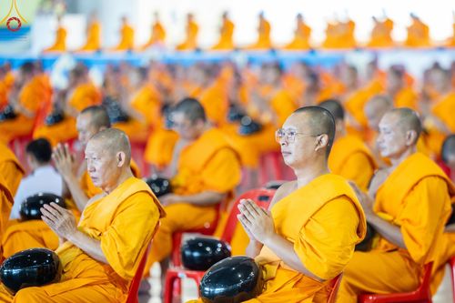 ภาพ No.149872:พิธีตักบาตร , พิธีปฎิบัติธรรม , พิธีถวายภัตตาหารเมนูสวรรค์ ในพรรษาแห่งการเข้าถึงธรรม วันธรรมชัย วันอังคารที่ 27 สิงหาคม พ.ศ.2567 ณ สภาธรรมกายสากล วัดพระธรรมกาย