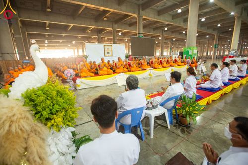 ภาพ No.115440:พิธีตักบาตรฉลองพระใหม่ ในโครงการอุปสมบทหมู่บูชาธรรม 115 ปี คุณยายอาจารย์มหารัตนอุบาสิกาจันทร์ ขนนกยูง วันที่ 19  มกราคม พ.ศ. 2567 ณ มหารัตนวิหารคด วัดพระธรรมกาย