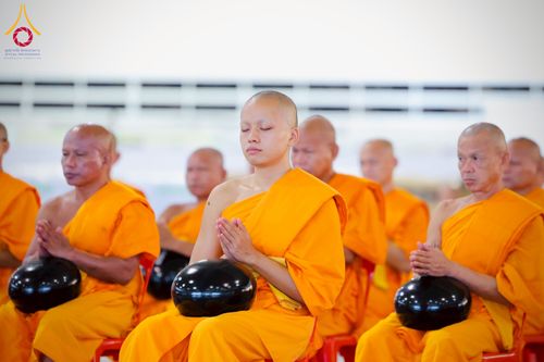 ภาพ No.223310:วันวิสาขบูชา วันอาทิตย์ที่ 11 พฤษภาคม พ.ศ. 2568 พิธีตักบาตร และปฎิบัติธรรม ณ สภาธรรมกายสากล วัดพระธรรมกาย