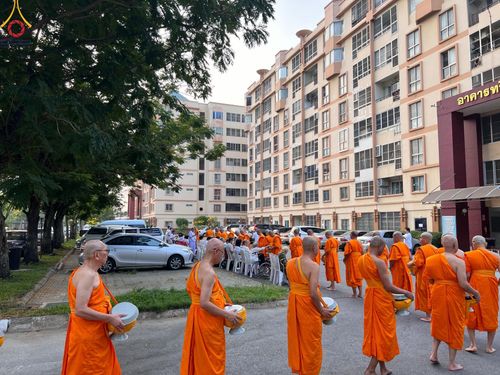 ภาพ No.136013:พระธรรมทายาท โครงการบวชพระนานาชาติ AEC & WAB ผู้บริหารรุ่นที่ 2 บิณฑบาต ณ หอฉันคุณยายอาจารย์ฯ เมืองแก้วมณี หมู่บ้านแก้วพุทธรักษา วันที่ 28 เมษายน พ.ศ. 2567