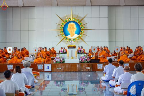 ภาพ No.122836:พิธีสวดพระพุทธมนต์ พิธีทอดผ้าบังสุกุล และพิธีถวายภัตตาหาร เป็นสังฆทานแด่พระภิกษุ สามเณร เนื่องในวันมหาปูชนียาจารย์ วันเสาร์ที่ 3 กุมภาพันธ์ พ.ศ. 2567 ณ หอฉันคุณยายอาจารย์ฯ วัดพระธรรมกาย