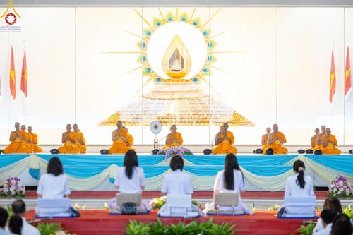 ภาพ No.177544:พิธีตักบาตรและพิธีบูชาข้าวพระ ในวันอาทิตย์ต้นเดือนที่ 1 ธันวาคม พ.ศ. 2567 ณ สภาธรรมกายสากล วัดพระธรรมกาย
