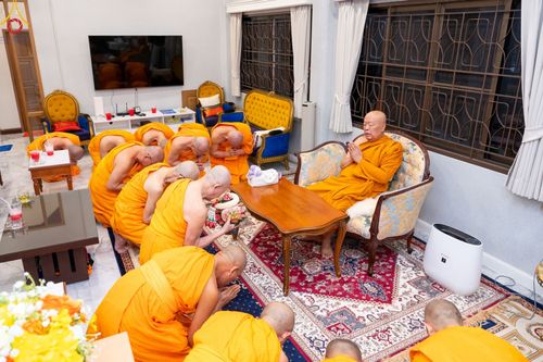 ภาพ No.84939:พิธีทำสามีจิกรรมและรับฟังโอวาท จากพระผู้ใหญ่ พระมหาเถระ พระสังฆาธิการ เนื่องในเทศกาลเข้าพรรษา ของคณะสงฆ์วัดพระธรรมกาย นำโดยหลวงพ่อทัตตชีโว วันที่ 3 สิงหาคม พ.ศ. 2566