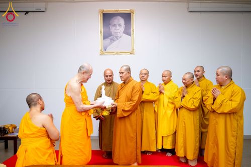 ภาพ No.222943:วันที่ 23 เมษายน พ.ศ. 2568 หลวงพ่อทัตตชีโวต้อนรับคณะสงฆ์ World Pec ณ อาคาร 100 ปี คุณยายมหารัตนอุบาสิกาจันทร์ ขนนกยูง วัดพระธรรมกาย