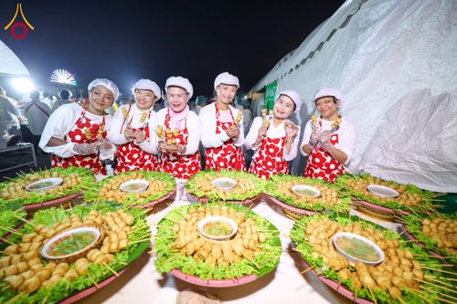 ภาพ No.190993:พิธีถวายภัตตาหารเป็นสังฆทาน แด่พระธรรมยาตรา ณ อนุสรณ์สถานคลองบางนางแท่น อ.สามพราน จ.นครปฐม ในโครงการธรรมยาตรา กตัญญูบูชา มหาปูชนียาจารย์ พระมงคลเทพมุนี(สด จนฺทสโร) พระผู้ปราบมาร อนุสรณ์สถาน 7 แห่ง ปีที่ 13 วันที่ 8 มกราคม พ.ศ. 2568