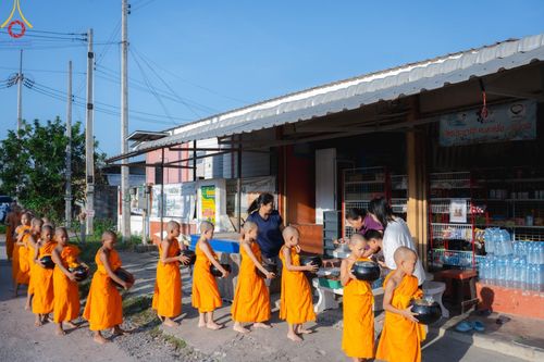 ภาพ No.57816:กิจกรรมบิณฑบาตของสามเณร โครงการบรรพชาสามเณร ฟื้นฟูพระพุทธศาสนาทั่วไทย ธุดงคสถานชลบุรี ณ ชุมชนบ้านห้วยเหียน ตำบลบ่อวิน  อำเภอศรีราชา จังหวัดชลบุรี วันที่ 27 เมษายน พ.ศ. 2567