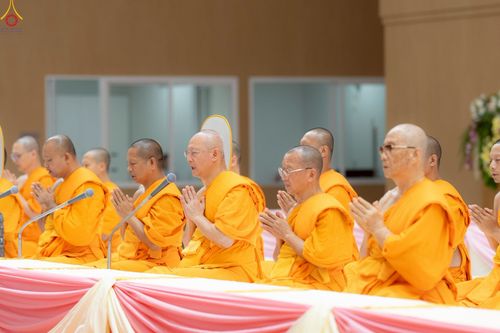 ภาพ No.225322:วันอาทิตย์ที่ 18 พฤษภาคม พ.ศ. 2568 พิธีร่วมบุญการศึกษา พระภิกษุ สามเณร ณ ห้องแก้วสารพัดนึก 2 วัดพระธรรมกาย