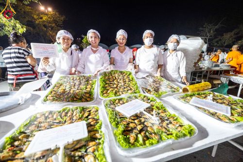 ภาพ No.111817:พิธีถวายภัตตาหารเป็นสังฆทาน แด่คณะพระธรรมยาตราฯ ในโครงการธรรมยาตรา กตัญญูบูชา มหาปูชนียาจารย์ พระมงคลเทพมุนี(สด จนฺทสโร) พระผู้ปราบมาร อนุสรณ์สถาน 7 แห่ง ปีที่ 12 วันที่ 14 มกราคม พ.ศ. 2567 ณ อนุสรณ์สถานมหาวิหารพระมงคลเทพมุนี  (โลตัสแลนด์) อ.สองพี่น้อง จ