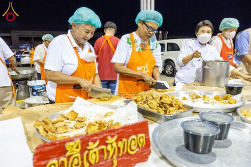 ภาพ No.203164:พิธีถวายภัตตาหารเป็นสังฆทาน แด่พระธรรมยาตรา ณ วัดพระธรรมกาย ตำบลคลองสาม อำเภอคลองหลวง จังหวัดปทุมธานี ในโครงการธรรมยาตรา กตัญญูบูชา มหาปูชนียาจารย์ พระมงคลเทพมุนี(สด จนฺทสโร) พระผู้ปราบมาร อนุสรณ์สถาน 7 แห่ง ปีที่ 13 วันที่ 29 มกราคม พ.ศ. 2568
