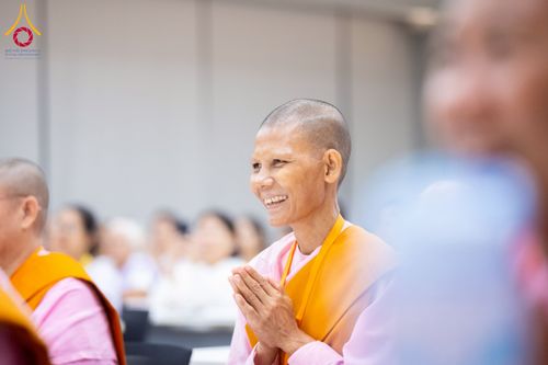 ภาพ No.223087:วันที่ 24 เมษายน พ.ศ. 2568 หลวงพ่อทัตตชีโวต้อนรับคณะเมียนมา อุบาสก อุบาสิกา 180 คน ณ อาคาร 100 ปี คุณยายมหารัตนอุบาสิกาจันทร์ ขนนกยูง วัดพระธรรมกาย