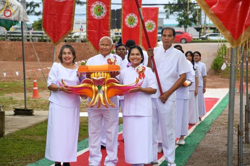 ภาพ No.100511:พิธีทอดกฐินสามัคคี สร้างหอฉันคุณยายอาจารย์ มหารัตนอุบาสิกา จันทร์ ขนนกยูง ณ ศูนย์ปฏิบัติธรรมนานาชาติสะเดา จ.สงขลา วันที่ 25 พฤศจิกายน พ.ศ. 2566