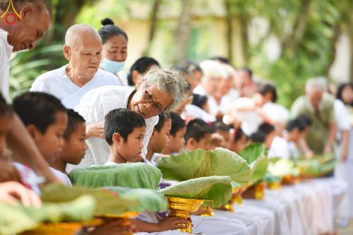 ภาพ No.135189:พิธีตัดปอยผม, พิธีขอขมารับผ้าไตร, พิธีบรรพชา, พิธีถวายบาตร ในโครงการบรรพชาสามเณร ฟื้นฟูพระพุทธศาสนาทั่วไทย  ณ ศูนย์ปฏิบัติธรรมบุญประสาน ต.พญาเย็น อ.ปากช่อง จ.นครราชสีมา วันที่ 5 เมษายน พ.ศ. 2567