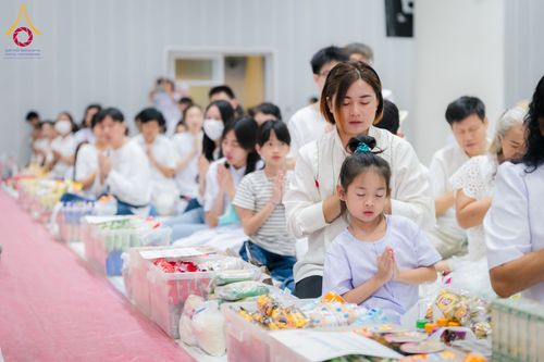 ภาพ No.60744:พิธีตักบาตรพระภิกษุสามเณร ธรรมทายาทระดับอุดมศึกษา วันเสาร์ที่ 20 เมษายน พ.ศ. 2567 ณ ห้องปฎิบัติธรรม ชั้นลอย มหารัตนวิหารคด 13 วัดพระธรรมกาย จ.ปทุมธานี