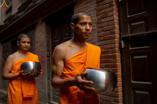 ภาพ No.80201:สามเณรในโครงการบรรพชาสามเณรหมู่ รับบิณฑบาตจากญาติโยมสาธชุน บริเวณชุมชน Patan และ Thamel กรุงกาฐมาณฑุ ประเทศเนปาล วันที่ 31 มีนาคม พ.ศ. 2566