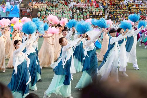 ภาพ No.229526:วันเสาร์ที่ 26 เมษายน พ.ศ. 2568 คณะพระภิกษุสามเณรในโครงการบรรพชาหมู่ 81 รูป  วัดภาวนาโซล ประเทศเกาหลีใต้ ได้ร่วมกับคณะสาธุชนคนไทยในเกาหลีใต้  ร่วมกันเดินขบวนอัญเชิญโคมดอกบัว  เพื่อบูชาแด่องค์สมเด็จพระสัมมาสัมพุทธเจ้า  ในงานเทศกาลวิสาขบูชานานาชาติ ประจำปี