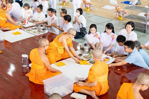 ภาพ No.211857:วันเสาร์ที่ 15 มีนาคม พ.ศ. 2568 พิธีถวายภัตตาหารเมนูสวรรค์ เพื่อการบรรลุธรรม ณ หอฉันคุณยายฯ วัดพระธรรมกาย