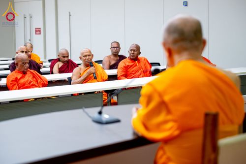 ภาพ No.222528:วันที่ 21 เมษายน พ.ศ. 2568 หลวงพ่อทัตตชีโวต้อนรับคณะสงฆ์ศรีลังกา ณ อาคาร 100 ปี คุณยายมหารัตนอุบาสิกาจันทร์ ขนนกยูง วัดพระธรรมกาย