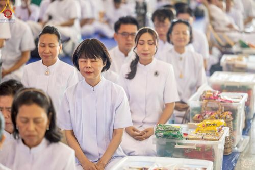 ภาพ No.221944:วันที่ 4 พฤษภาคม พ.ศ. 2568 พิธีตักบาตร เนื่องในวันอาทิตย์ต้นเดือน ณ บ้านแก้วเรือนทองคุณยายฯ วัดพระธรรมกาย