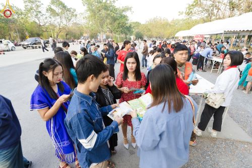 ภาพ No.193834:วัดพระธรรมกาย จัดงานวันเด็กแห่งชาติ ประจำปี พ.ศ.2568 ออกร้านอาหาร 200 ร้าน มอบของขวัญหลายหมื่นชิ้น วันที่ 12 มกราคม พ.ศ. 2568 วัดพระธรรมกาย อ.คลองหลวง จ.ปทุมธานี