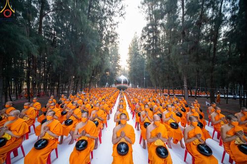 ภาพ No.107504:พิธีตักบาตรพระธรรมยาตราฯ ในโครงการธรรมยาตรากตัญญูบูชา มหาปูชนียาจารย์ พระมงคลเทพมุนี(สด จนฺทสโร) พระผู้ปราบมาร ปีที่ 12 ณ อนุสรณ์สถานมหาวิหารพระมงคลเทพมุนี อ.สองพี่น้อง จ.สุพรรณบุรี วันที่ 7 มกราคม พ.ศ. 2567