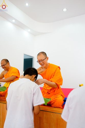ภาพ No.134811:พิธีตัดปอยผม พิธีขอขมารับผ้าไตร พิธีบรรพชา และพิธีถวายบาตร ในโครงการบรรพชาสามเณร ฟื้นฟูพระพุทธศาสนาทั่วไทย  ณ ศูนย์ปฏิบัติธรรมและศูนย์อบรมเยาวชนเพชรบุรี ต.ท่าแลง อ.ท่ายาง จ.เพชรบุรี