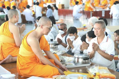 ภาพ No.208333:พิธีสวดพระพุทธมนต์ และถวายภัตตาหารเมนูสวรรค์แด่พระภิกษุ สามเณร วันที่ 15 กุมภาพันธ์ พ.ศ. 2568 ณ หอฉันคุณยายอาจารย์ฯ วัดพระธรรมกาย