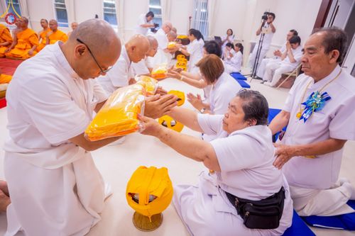 ภาพ No.144976:พิธีบรรพชา และอุปสมบท ธรรมทายาท โดยมี พระเดชพระคุณพระธรรมรัตนาภรณ์ เป็นพระอุปัชฌาย์ ยังความปลื้มปิติใจให้แก่ผู้ปกครอง และคณะญาติมิตร ณ วัดพระธรรมกายนิวเจอร์ซี  ประเทศสหรัฐอเมริกา